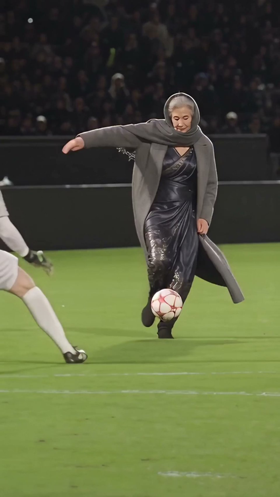 Versão com IA do meme do gol do Ozil: uma vovó passa pelo goleiro que se joga, num campo iluminado por refletores